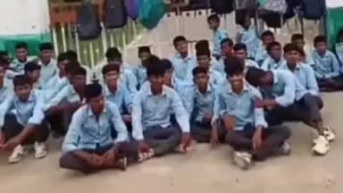शेरगढ़: बेलवा स्कूल के गेट बंद कर स्टूडेंट्स ने किया प्रदर्शन, प्रिंसिपल का ट्रांसफर निरस्त करने की मांग