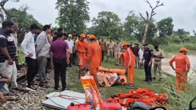 पलिया: रेल्वे लाइन पर बनी पुलिया में कूदा युवक लापता, NDRF का सर्च अभियान जारी, वनकर्मियों पर मारपीट व रिश्वत का आरोप