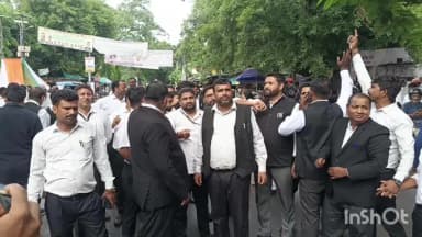बरेली: बुलडोजर चला, तो कुर्सी लेकर सड़क पर उतरे वकील, बरेली कलेक्ट्रेट गेट पर किया जोरदार प्रदर्शन
