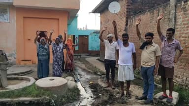 चंदौसी: गांव गनेशपुर में ग्रामीणों ने नाले में पसरी गंदगी और टूटे स्लीपर को लेकर जताई नाराजगी