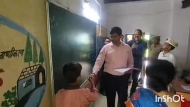 एत्मादपुर: खंदौली में बच्चों के बीच शिक्षक बने DM मनीष बंसल, खुद चखा मिड-डे मील, 13 कस्तूरबा स्कूलों की तस्वीर बदलेगी