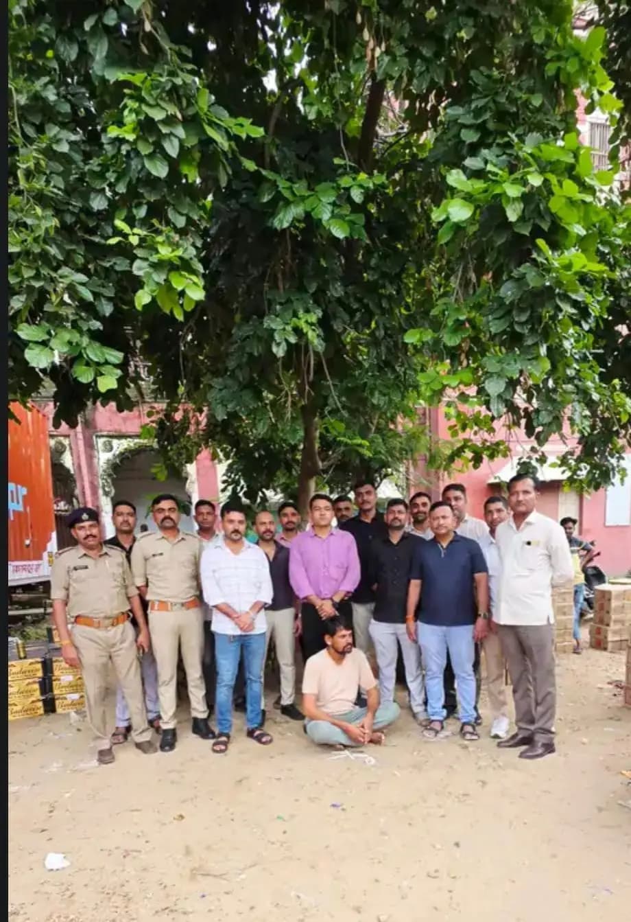 સિધ્ધપુર: સિદ્ધપુર ಬಳಿ મગફળીના ભૂસાની વચ્ચે રૂપિયા 29.79 લાખનો દારૂ ઝડપાયો