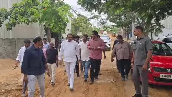 ఇబ్రహీంపట్నం: గచ్చిబౌలి డివిజన్లో పర్యటించి పలు సమస్యలను పరిశీలించిన ఎమ్మెల్యే ఆరికెపుడి గాంధీ