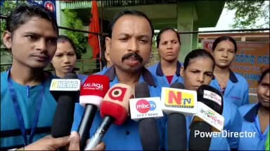 ନବରଙ୍ଗପୁର ପୋଲିସ ଷ୍ଟେସନ: ନବରଙ୍ଗପୁର ଜିଲ୍ଲା ମୁଖ୍ୟ ଚିକିତ୍ସାଳୟରେ ହସ୍ପିଟାଲ କର୍ମଚାରୀଙ୍କ ଧାରଣା ନେଇ ଦେଲେ ପ୍ରତିକ୍ରିୟା
