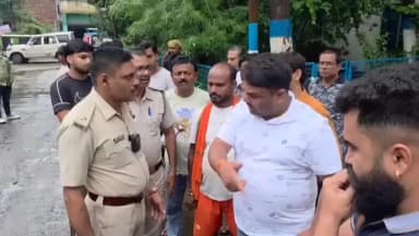 রানিগঞ্জ: নেতাদের নামে কেস কেন? গ্রেফতারের প্রতিবাদে রানীগঞ্জ থানার সামনে বিজেপির বিক্ষোভ, আটক একাধিক