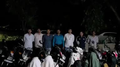 अंजनगाव सुर्जी: जुगार अड्ड्यावर पोलिसांचा छापा; १२ जुगाऱ्यांना अटक;७ लाख ३ हजार २१० रुपयांचा मुद्देमाल जप्त;११ दुचाकींचा समावेश