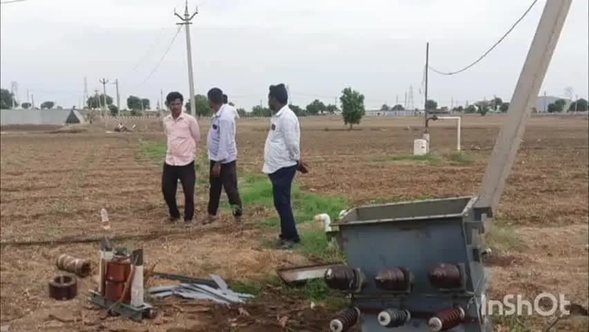 బాపట్ల: కొమ్మలపాడు లో విద్యుత్ ట్రాన్స్ఫార్మర్ లో వైర్లు చోరీ, సంఘటన స్థలాన్ని పరిశీలించిన అధికారులు, పోలీసులు