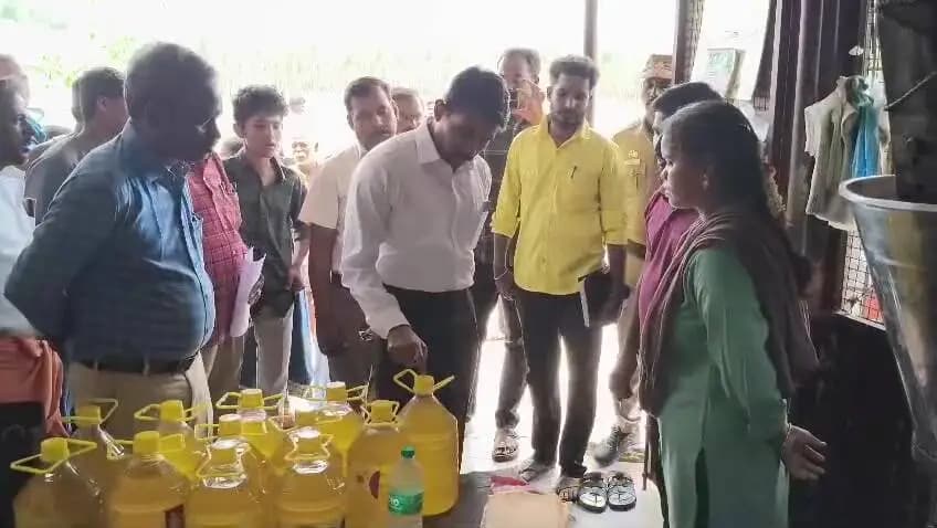 விழுப்புரம்: மகளிர் சுய உதவி குழுவின் செக்கு எண்ணை உற்பத்தி அலகில் ஆட்சியர் ஆய்வு