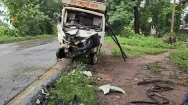 ନୂଆପଡା: ହରିପୁର ଗ୍ରାମ ନିକଟରେ ସଡ଼କ ଦୁର୍ଘଟଣା, ଦୁଇ ଗାଡ଼ି ମୁହାଁମୁହିଁ ଧକ୍କା; ଚାଳକ ଗୁରୁତର