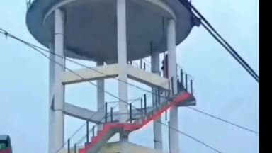 बहेड़ी: बहेड़ी तहसील परिसर स्थित ओवर हेड टैंक पर चढ़ी महिला ने तहसील प्रशासन पर गंभीर आरोप लगाते हुए मचाई अफरा-तफरी