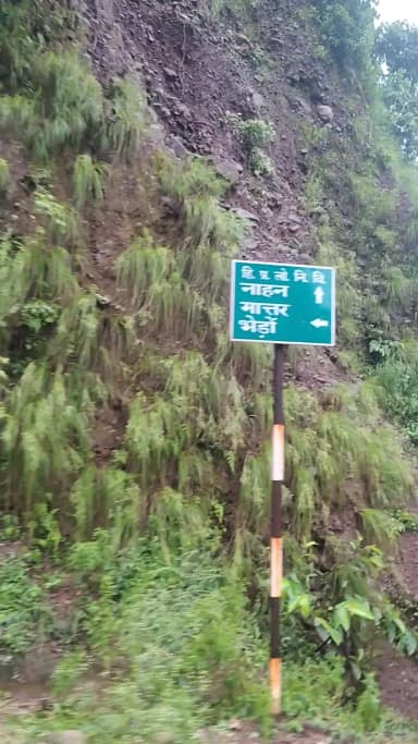नाहन: मातर में उफान नदी से फंसे 52 बच्चे-12 स्टाफ सदस्यों का होमगार्ड ने सफल रेस्क्यू किया