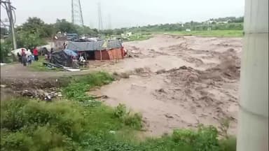 पंचकूला: पिंजौर नालागढ़ रोड़ पर सुखना नदी की अचानक बाढ़ से तबाही, झुग्गियों में घुसा पानी, सिलेंडर बहे