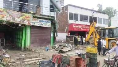 दातागंज: दातागंज नगर में बुलडोजर चला, आधा दर्जन दुकानें तोड़ी गईं