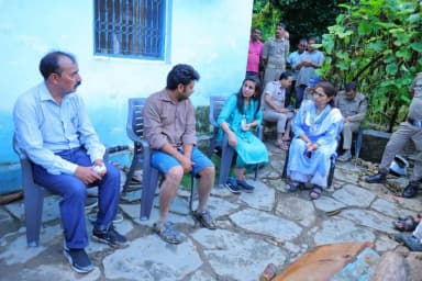 सतपुली: जिलाधिकारी ने महरगांव पहुंचकर राहत अभियान शुरू किया, दिए 14 लाख रुपये की सहायता
