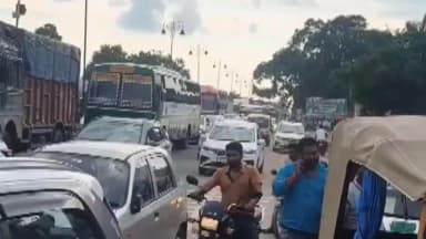 हर्रैया: मंगलवार की शाम कप्तानगंज चौराहे पर जाम से घंटों परेशान रहे राहगीर