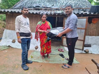সোনামুখী: সোনামুখীতে প্রবল বৃষ্টিতে ক্ষতিগ্রস্ত পরিবারকে BJP-র তাবু সহায়তা