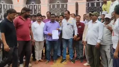 शिवपुरी नगर: सफाई कर्मचारियों का फूटा गुस्सा: 11 सूत्रीय मांगों को लेकर कलेक्ट्रेट पर प्रदर्शन, 5 दिन का अल्टीमेटम