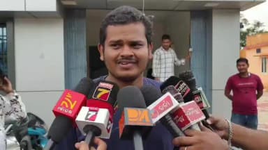 ମାଲକାନଗିରି: ଝାରପାଲି RI ସୂରଜ ବାଲା ୮ ହଜାର ଟଙ୍କା ଲାଞ୍ଚ ନେଉଥିବା ବେଳେ ଭିଜିଲାନ୍ସ ହାତରେ ଧରାପଡ଼ିଲେ ନେଇ ପ୍ରତିକ୍ରିୟା