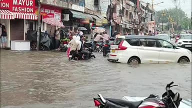 मुज़फ्फरनगर: मुजफ्फरनगर में बारिश का ‘सैलाब’, सड़कें बनीं तालाब, पानी में फंसी बाइकें, थमी ट्रैफिक की रफ्तार—खुली जल निकासी की पोल
