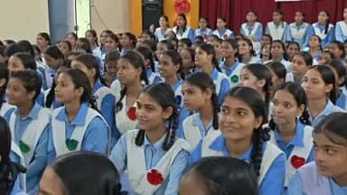 टूंडला: राजकीय बालिका इंटर कॉलेज में डीएम ने छात्राओं से संवाद किया, भविष्य की प्लानिंग के तहत पूछे गए सवालों के दिए जवाब