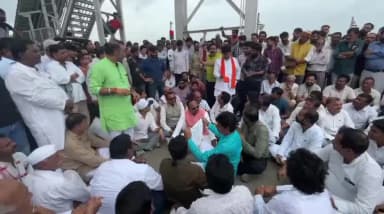 खातेगांव: स्थानीय वाहनों से टोल वसूली के विरोध में मंगलवार को खातेगांव नगर पूरी तरह से बंद रहा।