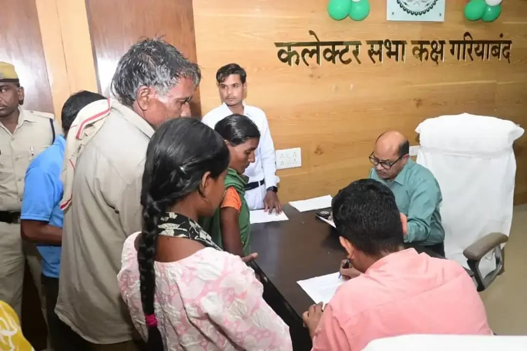 जनदर्शन में कलेक्टर श्री बीएस उइके ने सुनी नागरिकों की समस्याएं एवं मांगें
कलेक्ट्रेट सभाकक्ष में आयोजित जनदर्शन में जिले के शहरी, ग्रामीण एवं वनांचल क्षेत्रों से पहुंचे नागरिकों की शिकायतों एवं मांगों पर कलेक्टर श्री बीएस उइके ने संवेदनशीलता के साथ सुनवाई की। उन्होंने संबंधित अधिकारियों को सभी आवेदनों का नियमानुसार, समयबद्ध एवं गुणवत्तापूर्ण निराकरण सुनिश्चित करने के निर्देश दिए।
कलेक्टर ने कहा कि पात्र हितग्राहियों को शासन की जनकल्याणकारी योजनाओं का लाभ प्राथमिकता के साथ उपलब्ध कराया जाए, ताकि आमजन को त्वरित राहत एवं सुविधा मिल सके।
#JanDarshan #Gariyaband #CollectorBSUike #GoodGovernance #PublicService