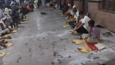 सोहागपुर: ठेकेदार ग्रुप के संयोजक विनोद यादव द्वारा अपने साथियों के साथ आकर नाग पंचमी पर जरूरतमंद लोगों को कराए गए भोजन।