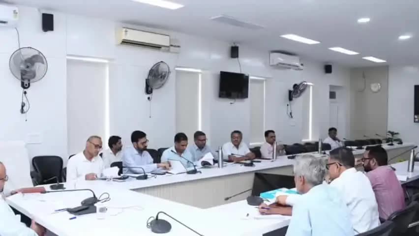 सवाई माधोपुर: सवाई माधोपुर कलेक्ट्रेट परिसर में नागरिक सुविधाओं से जुड़ी शिकायतों का त्वरित निस्तारण करने का निर्देश जिला कलक्टर ने दिया