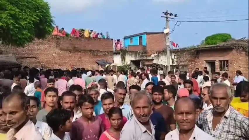 बिलारी: ग्राम बलिया में महिला की मौत के 5 घंटे बाद आबादी में घुसा तेंदुआ, ग्रामीणों में दहशत और वन विभाग पर सवाल