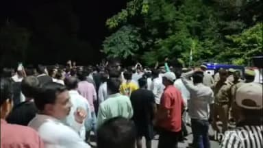 रायबरेली: जिला जेल के बाहर आदित्य हत्याकांड में उम्रकैद की सजा सुनाए जाने पर RP के समर्थकों ने सरकार व पुलिस के खिलाफ की नारेबाजी