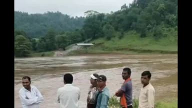 ओबरा: ओबरा के बिजुल नदी में जलस्तर बढ़ने से दो युवक बह गए, तलाश जारी