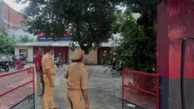 सदर: बंदर ने ले भागा 42 हजार रुपये, पुलिस ने केला खिलाकर बरामद की रकम