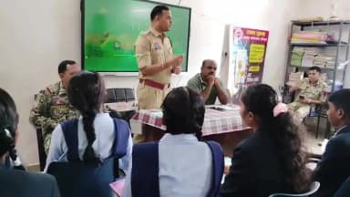 दोरनापाल: साइबर जागृति अभियान में सुकमा जिले के ग्रामीणों को साइबर अपराधों से बचाव की दी जानकारी