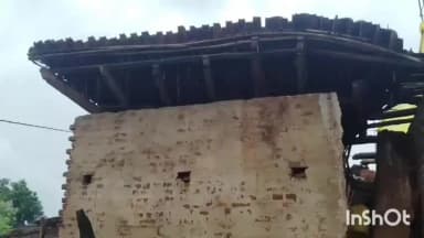 बरवाडीह: बरवाडीह प्रखंड के दुवारपार टोला में बीते मंगलवार रात 12 बजे वर्षा से एक ग्रामीण का घर ढहा