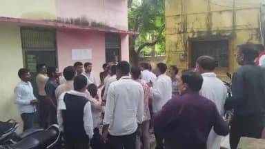 कौंच: कोंच तहसील परिसर में लेखपाल पर घूस मांगने और मारपीट का आरोप, वीडियो हुआ वायरल, वकील ने पुलिस से की शिकायत
