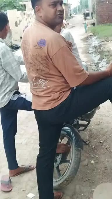 राशन डीलर रवि कुमार ने सरेआम दी दमकी राशन नहीं दूंगा वीडियो वायरल करदेना जिला एटा के तहसील जलेसर ग्रामपंचायत नगला मितन