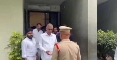 హిమాయత్ నగర్: సనత్నగర్ ఆస్పత్రికి వెళ్లకుండా హరీశ్రావును అడ్డుకున్న పోలీసులు, పోలీసులతో BRS కార్యకర్తల తోపులాట