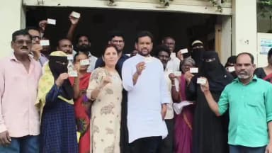 అదిలాబాద్ అర్బన్: రిక్షా కాలనీలో లబ్ధిదారులకు నూతనంగా మంజూరైన స్మార్ట్ రేషన్ కార్డులను పంపిణీ చేసిన కౌన్సిలర్ స్వాతి