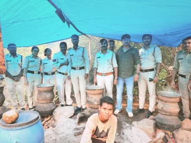 नगरी: केरेगाव में आरोपी सुधराम कमार के घर से 50 लीटर अवैध शराब जब्त