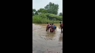 मऊरानीपुर: पुल टूटने से तीन गांवों का रास्ता बंद, उफनती डुडेरी नदी में रिप्टे पर आया पानी, बच्चों को नदी पार कराते शिक्षक का वीडियो