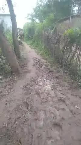 ग्राम पंचायत देवरा के ग्राम हरदुवाकेन (टपरिया)
आजादी के 80 साल हो जाने के बाद भी सीसी से वंचित
कीचड़ से आने जाने के