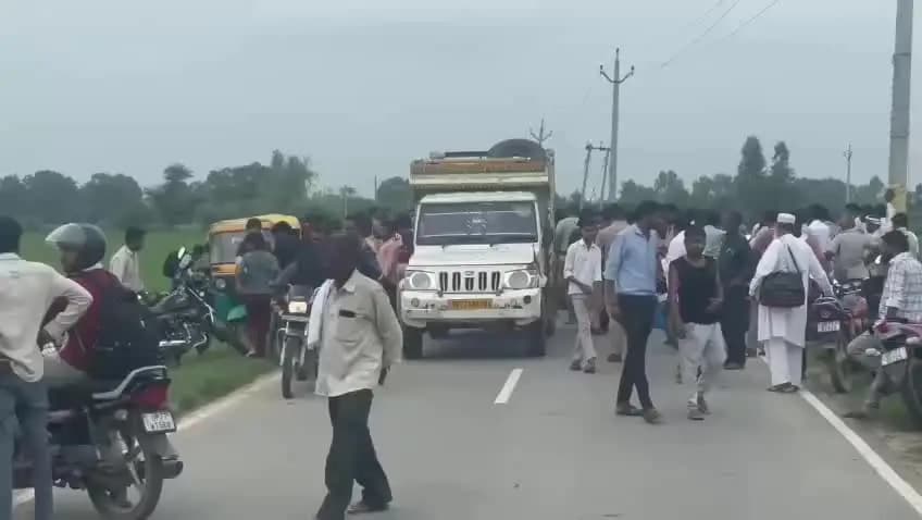 डेरापुर: मुंगीसापुर के पास ट्रैक्टर से कुचलकर हत्या का आरोप, युवक की मौत पर परिजनों का गुस्सा, सड़क जाम कर की जांच की मांग