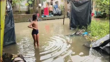 ময়না: গোকুলনগর বিভিন্ন গ্রাম জলমগ্ন, জল যন্ত্রণা থেকে মুক্তি পেতে মেশিন দিয়ে নদীতে ফেলা হচ্ছে প্রশাসনের উদ্যোগে