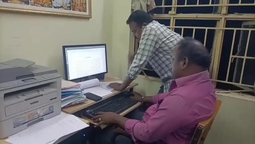 ஈரோடு: வாய்க்கால் மேடு பகுதியில் ஓடும் பேருந்தில் கல்லூரி மாணவியிடம் சில்மிஷத்தில் ஈடுபட்ட கோவில் பூசாரி கைது