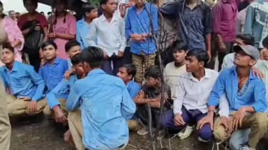 महोबा: रैपुरा कलां के स्कूली बच्चों ने खराब सड़क के कारण झांसी-मिर्जापुर हाईवे किया जाम
