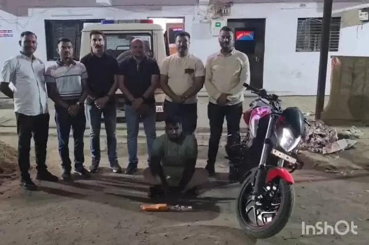 કામરેજ: નેશનલ હાઇવે નંબર 48 પર મોટી નરોલી કીમ ખાડી બ્રિજ પાસેથી એસઓજી ની ટીમે મેફેડ્રોન ડ્રગ્સ સાથે એક ઈસમને ઝડપી પાડ્યો