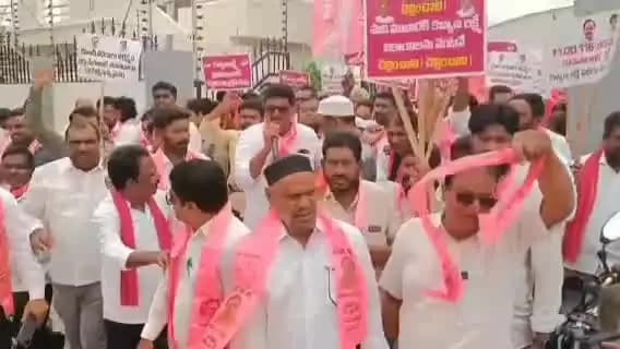 నిర్మల్: కళ్యాణలక్ష్మి, షాదీముబారక్ కొనసాగించాలని నిర్మల్ జిల్లా కేంద్రంలో బీఆర్ఎస్ పార్టీ ఆధ్వర్యంలో ధర్నా