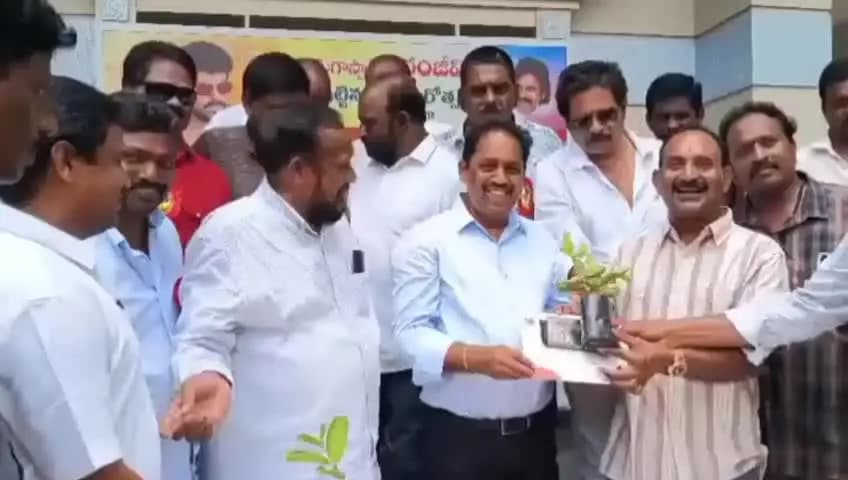 నరసాపురం: మెగాస్టార్ చిరంజీవి పుట్టినరోజు వారోత్సవాలను పురస్కరించుకొని మెగా రక్తదాన శిబిరం పాల్గొన్న కాపు కార్పొరేషన్ చైర్మన్ కొత్