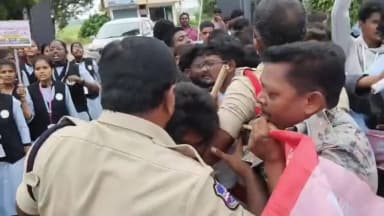 మహబూబాబాద్: మహబూబాబాద్ కలెక్టరేట్ వద్ద ఉద్రిక్తత: ముట్టడికి యత్నించిన పాలిటెక్నిక్ విద్యార్థులు