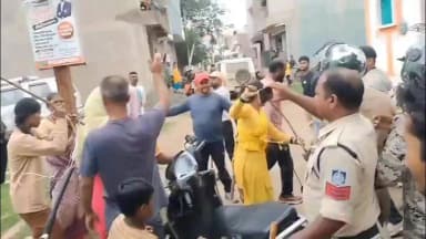 हरदा: हरदा की श्रीधाम कॉलोनी में सूअर पकड़ने पहुंची नगर पालिका टीम का महिलाओं ने किया विरोध।